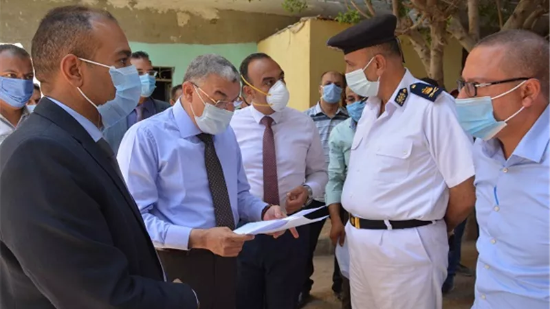 محافظ المنيا يقود حملة مكبرة لإزالة برج سكنى مخالف