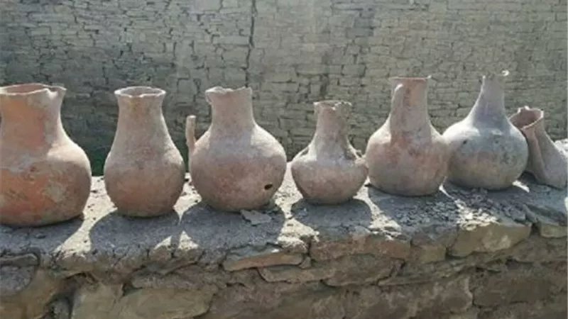 اباريق وهياكل عظمية ..العثور على كشف اثرى فى فناء منزل