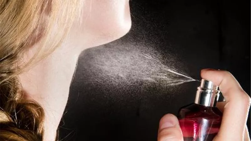تسبب نقص الانتباه والتركيز...احذر التأثيرات الخطرة للعطور ومواد التجميل