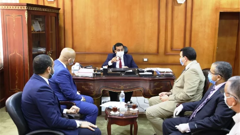 نائب محافظ قنا يبحث مع مسئولى المصرية للاتصالات التحول الرقمى بالديوان.. بالصور