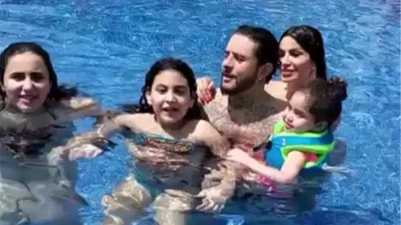 شاهد.. أحمد الفيشاوى يشعل السوشيال ميديا برفقة زوجته من حمام السباحة.. فيديو