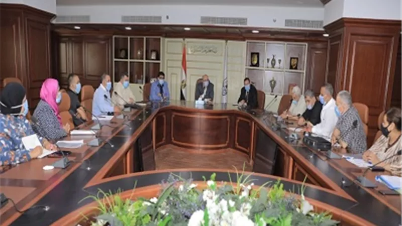 محافظ بني سويف يبحث حلولا لمشكلات بقطاع مياه الشرب والصرف الصحي