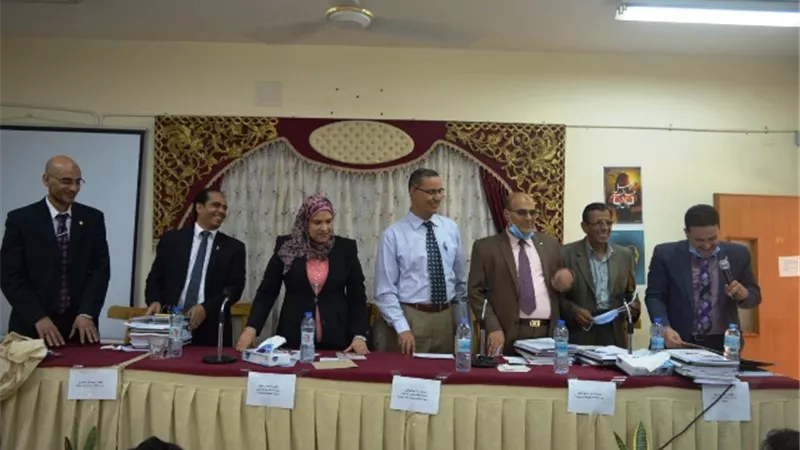 عميد إعلام الأزهر ورئيس قسم العلاقات يعلنان نتيجة مشروعات تخرج الطلاب.. بالصور