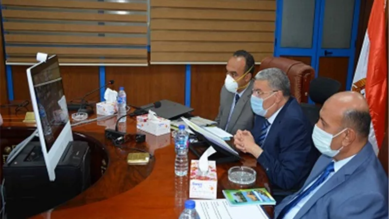 محافظ المنيا يتابع مع رئيس الوزراء عددا من الملفات خلال اجتماع مجلس المحافظين بالفيديو كونفرنس