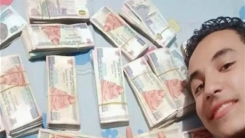 بعد نجاحه فى الدبلوم الفنى الصناعى بمجموع 68%.. رجل أعمال يهدى ابن اخته ربع مليون جنيه