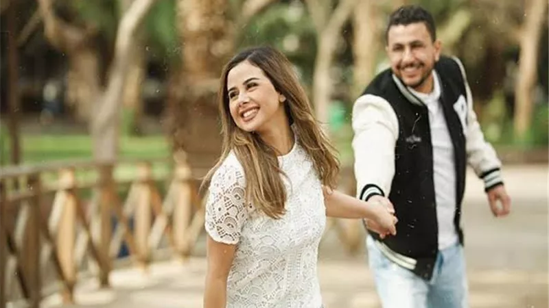 منة عرفة تحذف صورها مع على غزلان بعد انفصالهم