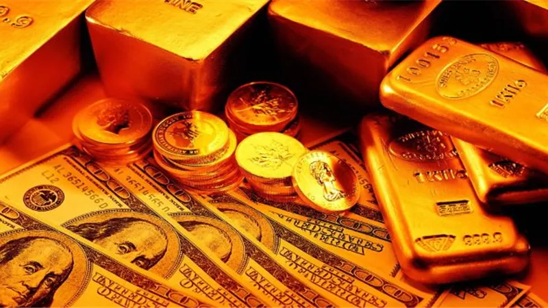 تراجع قياسي للدولار يضفي المزيد من الجاذبية على النفط والذهب