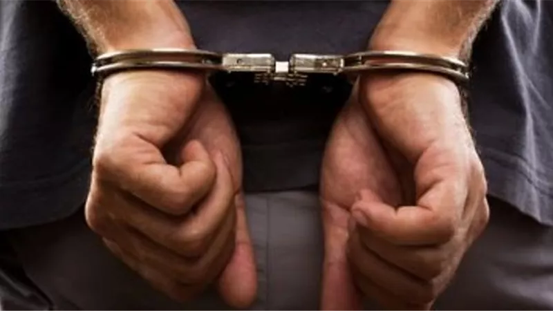 طالب يشرع في قتل مالك معرض أدوات صحية بسبب الفيس بوك ببنها