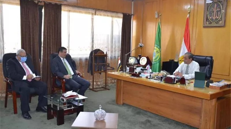 محافظ الإسماعيلية ورئيس البنك الزراعي يناقشان دعم الانتاج والأسواق الحضارية .صور