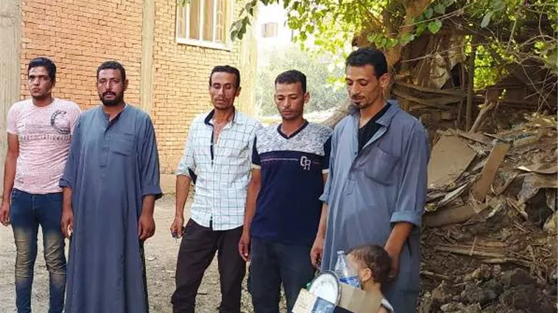 الهجان: حل مشكلة عمال النظاف بالعمار طوخ وإعادتهم لعملهم.. بالصور