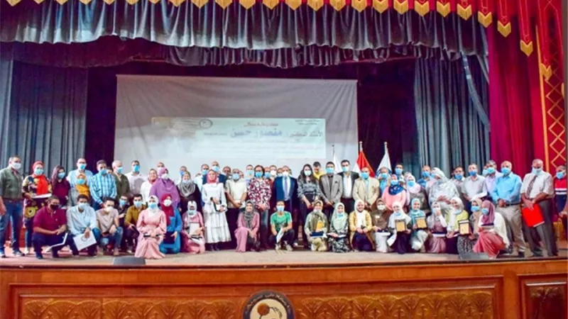 رئيس جامعة بنى سويف يكرم أبناء العاملين المتفوقين فى الثانوية العامة.. بالصور