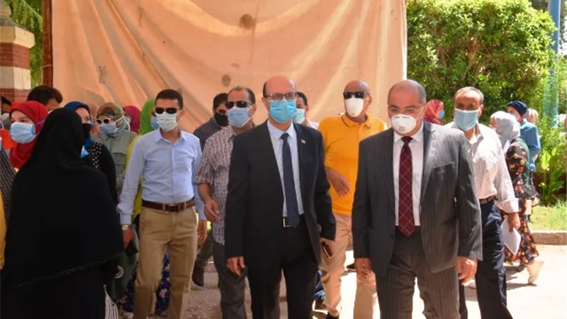 إقبال طلابى على مكاتب تنسيق جامعة أسيوط فى أول أيام بدء المرحلة الثانية.. بالصور