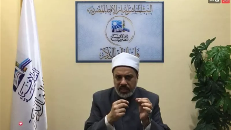 هل صلاة الرجل بـ 
