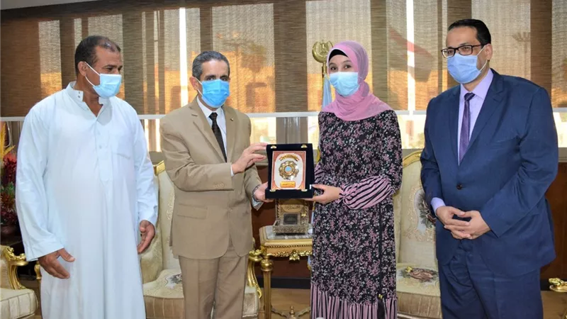 محافظ الغربية .... يكرم الثانية على مستوى الجمهورية في شهادة دبلوم المدارس الثانوية الفنية التجارية