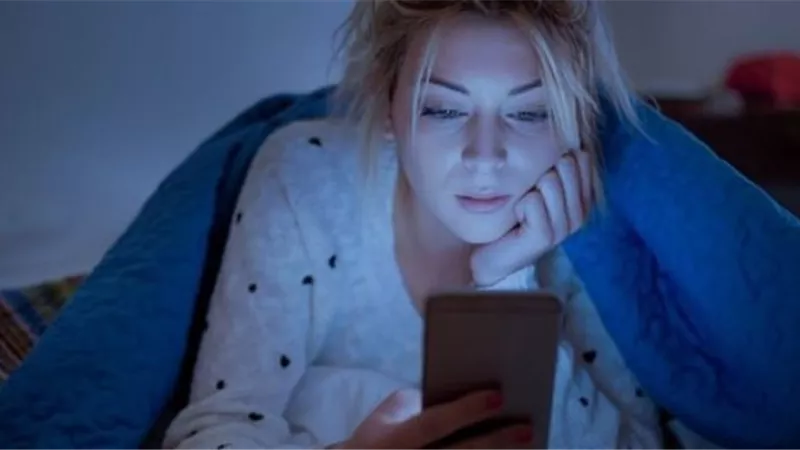 دراسة تحذر من مخاطر أشعة الكمبيوتر والموبايل على البشرة