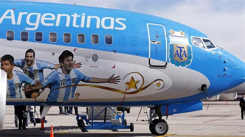 والد ميسي يبحث مع رئيس برشلونة رحيله مجانا