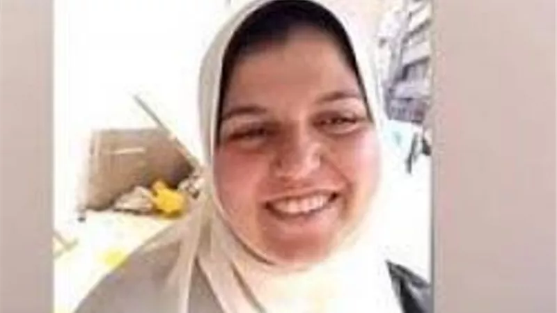 بيت الزكاة يتكفل بنفقات دراسة الطالبة آية بائعة الأحذية بكلية طب الإسكندرية