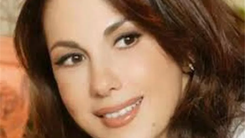 تعرف على هدية ماجدة الرومى للرئيس الفرنسى