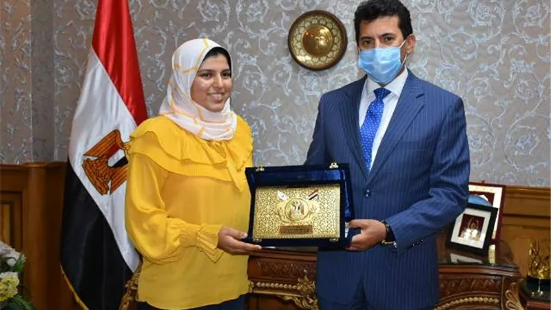وزير الشباب يُكرم الطالبة آية طه حسين