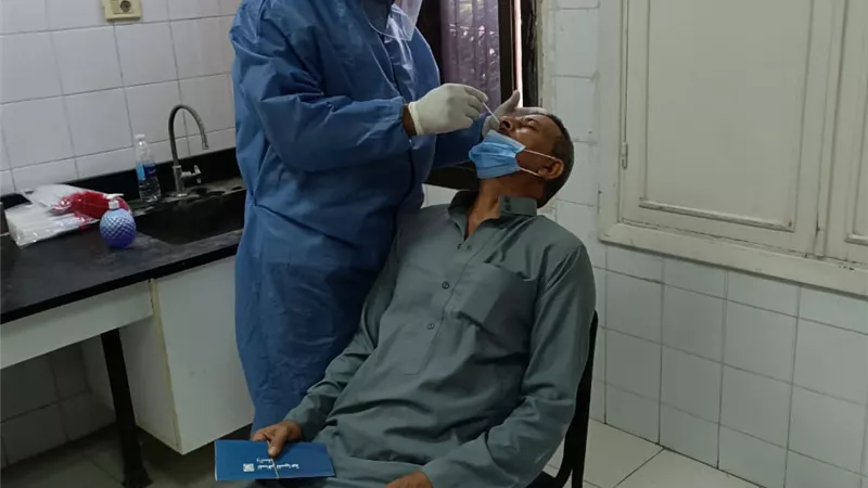 فحص ٢٥٠٠ مواطن لفيروس كورونا من المسافرين للخارج بالمعمل الإقليمي بالزقازيق