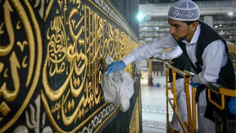 غسل الكعبة المشرفة.. بماء زمزم المخلوط بماء الورد