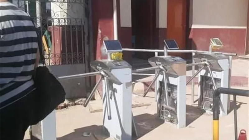 تركيب بوابات الكترونية لاسوان الجامعى.. بالصور