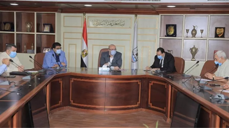 محافظ بني سويف يبحث حلول لبعض المشكلات بقطاع مياه الشرب والصرف الصحي