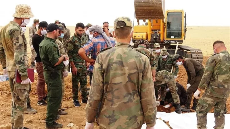العثور على 57 جثة لجنود سوريين في مقبرة جماعية بريف الرقة