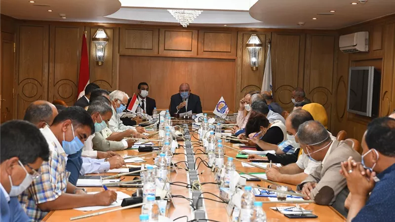 محافظ قنا يجتمع بمديري المراكز التكنولوجية