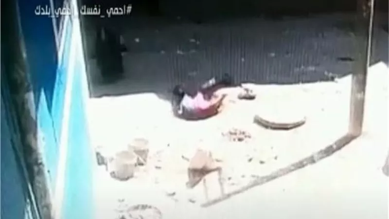 التحقيقات تثبت إهمال الشركة المنفذة في واقعة طفل البالوعة.. فيديو