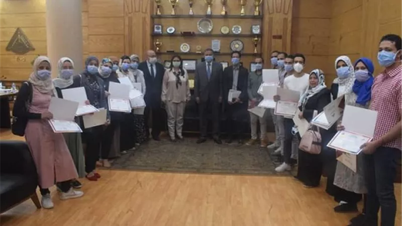 جامعة بنها تكرم فريق وحدة مكافحة العدوي بالمستشفي الجامعي