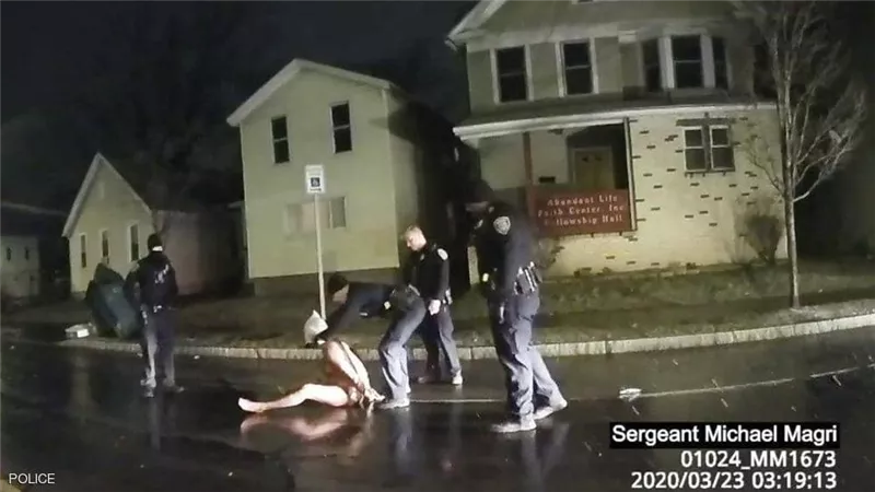 فيديو يفضح وحشية الشرطة الأمريكية.. قتلوا شخصا خنقا بـ