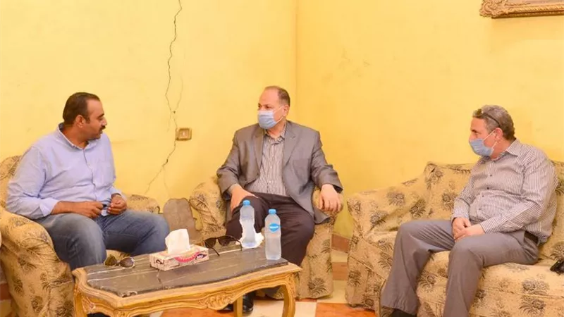 محافظ أسيوط يقدم واجب العزاء لأسرة الفقيد 