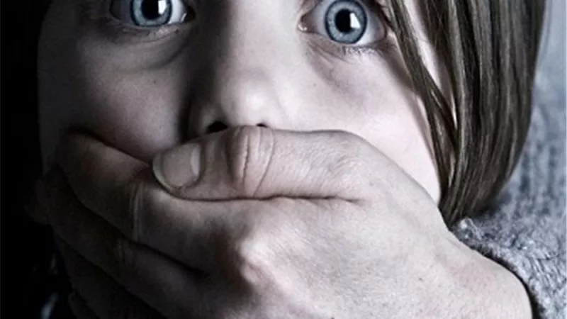 ضبط مسن فى البحيرة ..أستدرج طفلة بكيس شيبسى وحاول إغتصابها