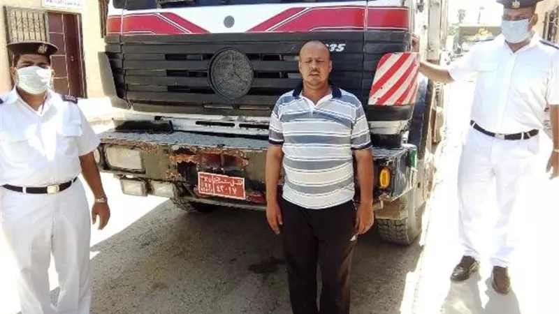 جهاز العبور يشن حملة مكبرة ويحرر20 مخالفة بالتعاون مع شرطة التعمير.. بالصور