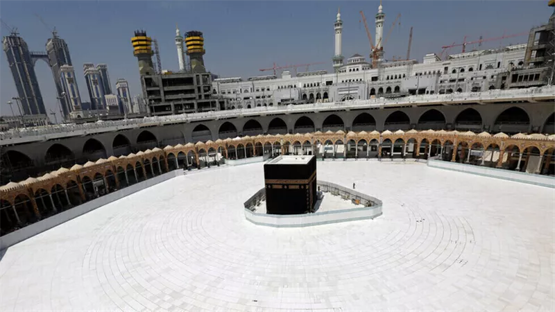 أمير منطقة مكة المكرمة يشارك بمراسم غسل الكعبة المشرفة