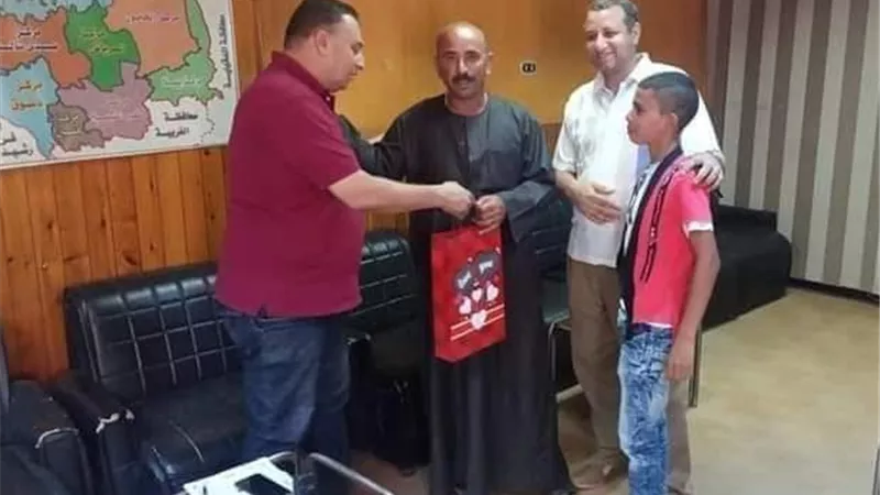 الدنيا بخير السائق الامين أعاد مصوغات ومبلغ مالي لصاحبته