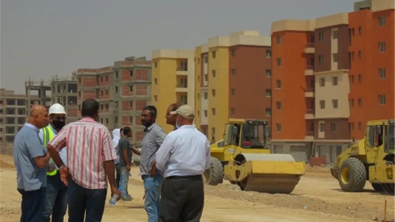 رئيس جهاز مدينة العبور يتفقد مشروع عمارات 