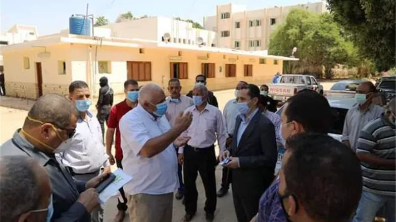 محافظ الوادى الجديد يدعم مستشفى الداخلة بـ ٥ آلاف لتر سولار ومستلزمات طبية..بالصور