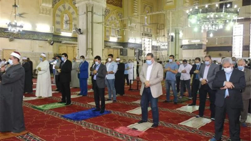 وزير الشباب ومحافظ الشرقية يؤديان صلاة الجمعة فى الزقازيق.. بالصور