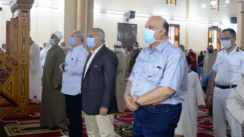 محافظ الأقصر يؤدى صلاة الجمعة بالكمامة.. صور