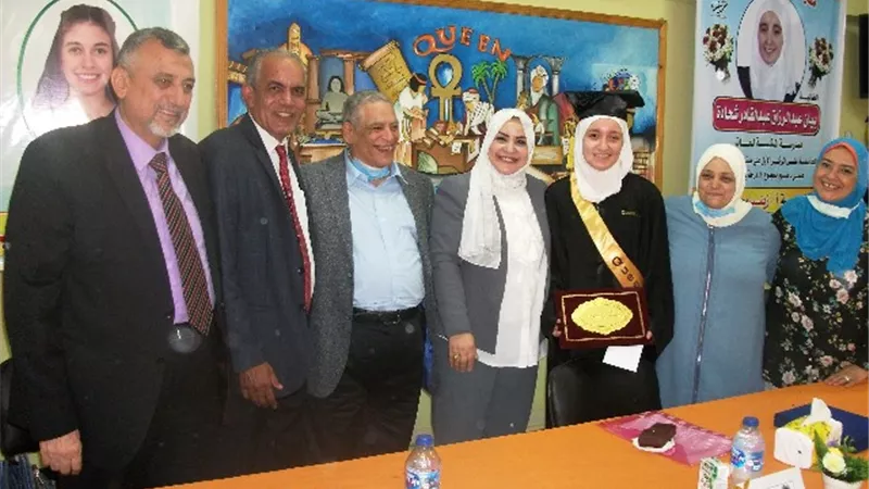 قيادات التعليم يكرمون الطالبة الأولى على الجمهورية فى الثانوية العامة بإدارة الشروق وبدر.. بالصور