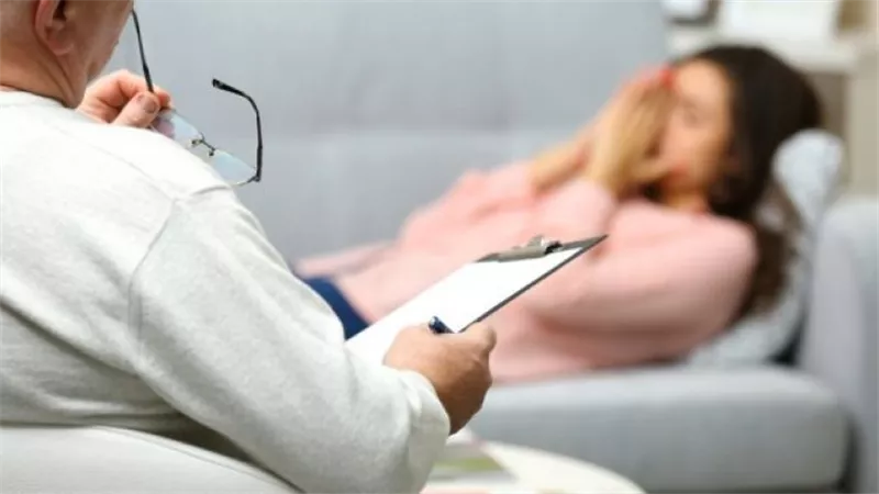 آخر صيحة.. طبيب نفسي يزعم وجود علاج بالأحضان والنيابة توجه له تهمة التحرش