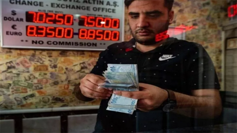الليرة التركية تتراجع إلى أدنى مستوى على الإطلاق