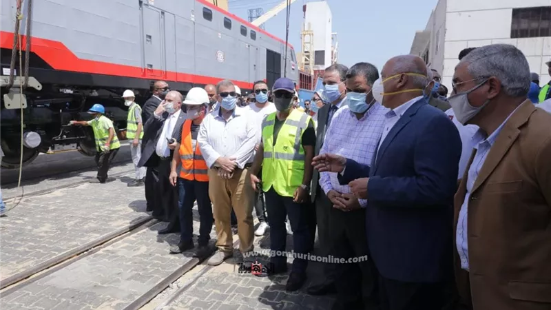 بحضور وزير النقل.. وصول الدفعة الخامسة من جرارات السكة الحديد لميناء الاسكندرية.. صور