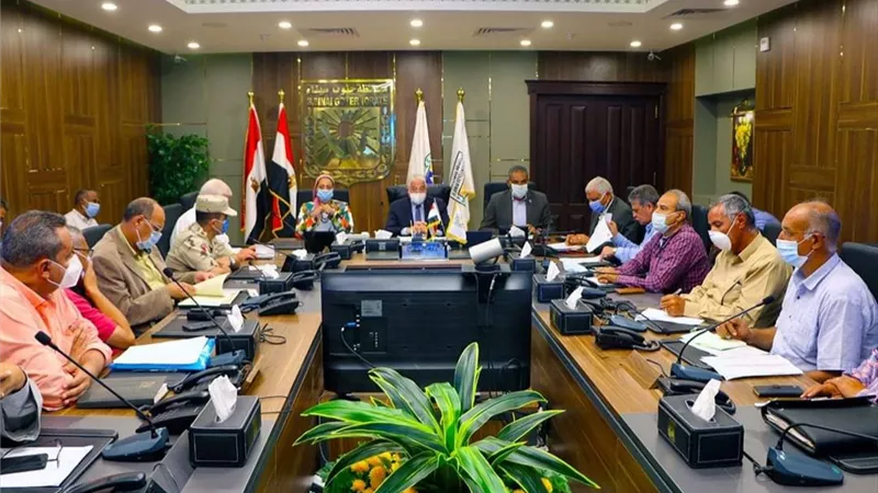 محافظ جنوب سيناء يناقش الموقف التنفيذي لمشروعات الإسكان