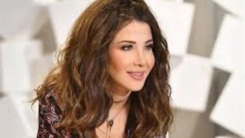 نانسى عجرم تشعل السوشيال ميديا بفستان اسود مثير.. صور