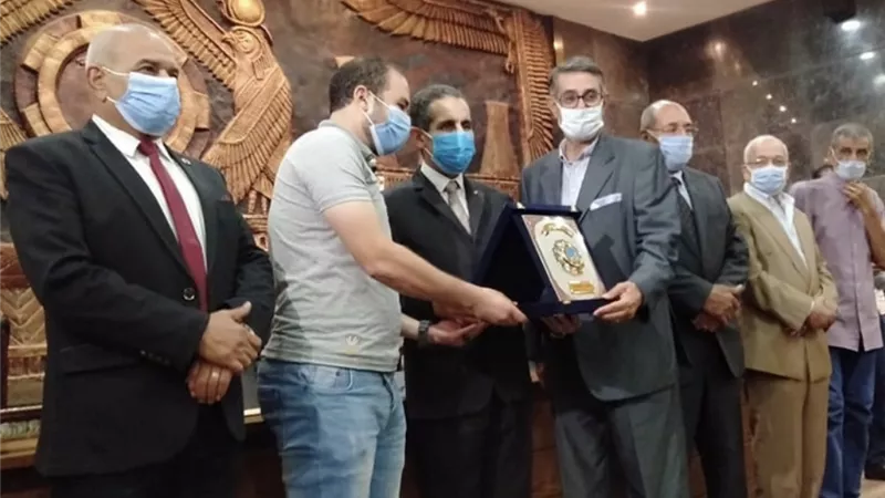 محافظ الغربية يكرم فريقا شبرا نبات ونواج لكرة القدم لتفوقهم على مستوى الجمهورية.