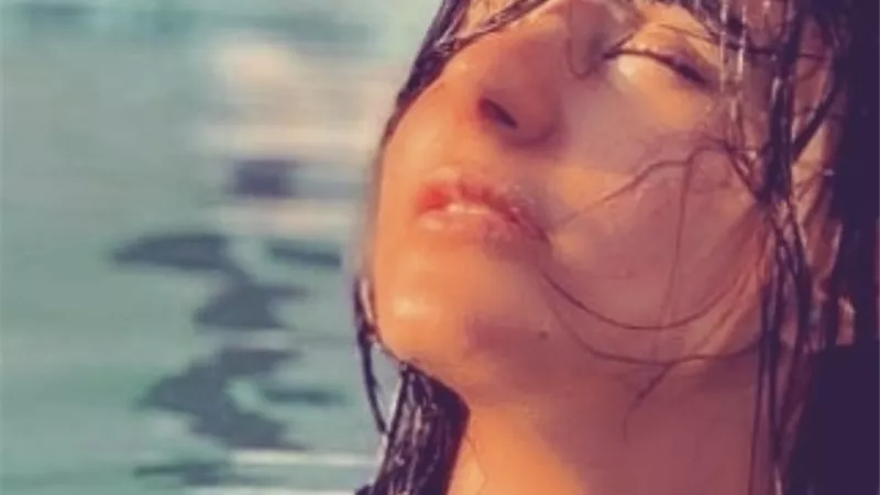 إيمان سلامه تستجم فى أحدث إطلالتها على البحر