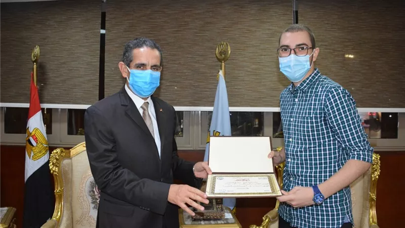 محافظ الغربية يستقبل الطالب محمد علي سعد قاهر السرطان.